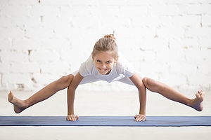 Mädchen im Grätschwineklstütz