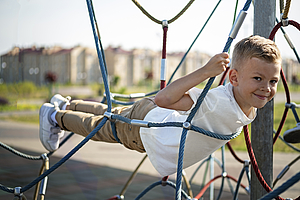 Kind am Klettergerüst