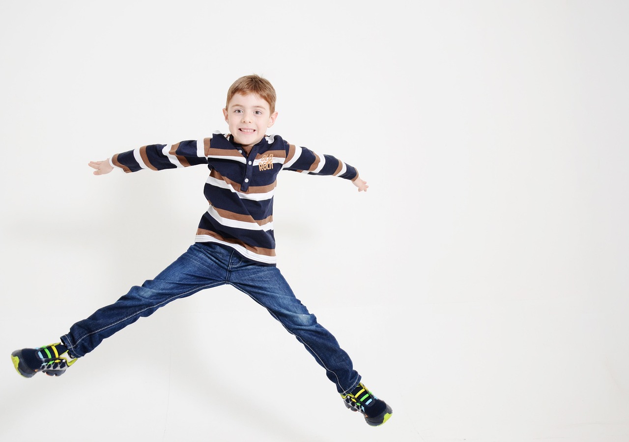 Junge springt in die Luft