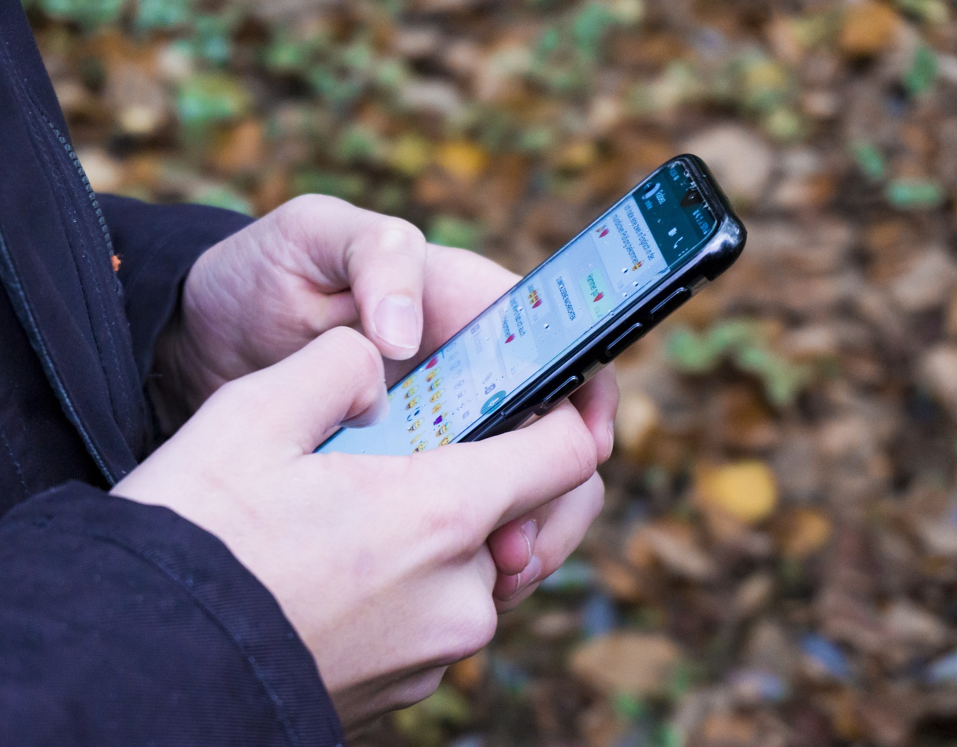Person zückt das Handy